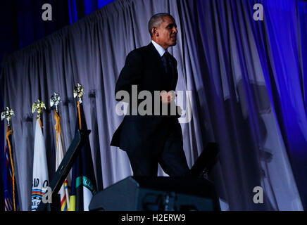 Washington DC, Stati Uniti d'America. 26 Settembre, 2016. Il Presidente Usa Barack Obama arriva al 2016 White House Tribal Conferenza delle Nazioni Unite a Andrew W. Mellon Auditorium, Settembre 26, 2016, Washington, DC. La conferenza prevede capi tribali con la possibilità di interagire direttamente con il governo federale funzionari e membri della Casa Bianca consiglio su Native American affari. Credito: Aude Guerrucci / Pool via CNP /MediaPunch © MediaPunch Inc/Alamy Live News Foto Stock