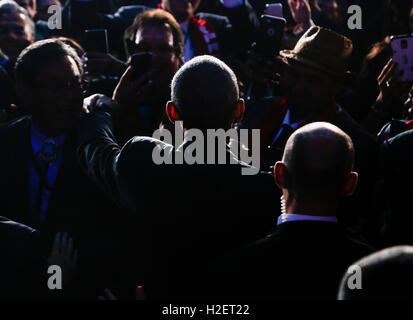 Washington DC, Stati Uniti d'America. 26 Settembre, 2016. Il Presidente Usa Barack Obama saluta gli ospiti dopo aver parlato al 2016 White House Tribal Conferenza delle Nazioni Unite a Andrew W. Mellon Auditorium, Settembre 26, 2016, Washington, DC. La conferenza prevede capi tribali con la possibilità di interagire direttamente con il governo federale funzionari e membri della Casa Bianca consiglio su Native American affari. Credito: Aude Guerrucci / Pool via CNP /MediaPunch © MediaPunch Inc/Alamy Live News Foto Stock