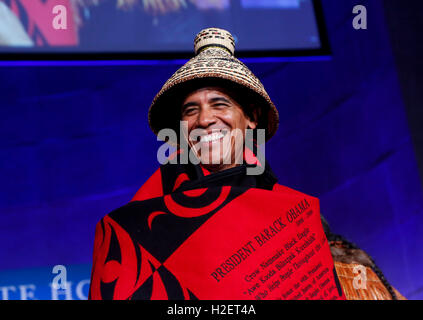 Il Presidente Usa Barack Obama riceve una tradizionale coperta e hat durante il 2016 White House Tribal Conferenza delle Nazioni Unite a Andrew W. Mellon Auditorium, Settembre 26, 2016, Washington, DC. La conferenza prevede capi tribali con la possibilità di interagire direttamente con il governo federale funzionari e membri della Casa Bianca consiglio su Native American affari. Credito: Aude Guerrucci/Piscina via CNP - nessun filo SERVICE - Foto Stock