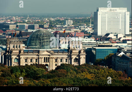 Berlino, Germania. Il 27 settembre, 2016. Vista sul palazzo del Reichstag con la sua cupola dal Bahn Tower a Berlino, Germania, 27 settembre 2016. La Berlin Charite può essere visto sulla destra. Foto: Monika SKOLIMOWSKA/dpa/Alamy Live News Foto Stock