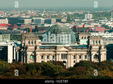 Berlino, Germania. Il 27 settembre, 2016. Vista sul palazzo del Reichstag con la sua cupola e il grande Tiergarten in primo piano, scattato dalla Bahn Tower, a Berlino, Germania, 27 settembre 2016. Foto: Monika SKOLIMOWSKA/dpa/Alamy Live News Foto Stock