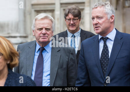 Londra, Regno Unito. Il 27 settembre 2016. MIchael Grade e Rory Bremner. Amici, familiari e colleghi e celebrità partono dopo il Terry Wogan Servizio di ringraziamento a Westminster Abbey. Credito: Bettina Strenske/Alamy Live News Foto Stock