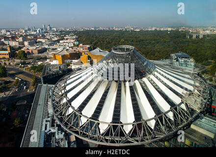 Berlino, Germania. Il 27 settembre, 2016. Vista sul tetto della tenda del Sony Center di Potsdamer Platz dal Bahn Tower a Berlino, Germania, 27 settembre 2016. Foto: Monika Skolimowska/dpa/Alamy Live News Foto Stock