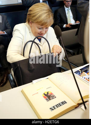 Berlino, Germania. Il 27 settembre, 2016. Il cancelliere tedesco Angela Merkel (CDU) cerca qualcosa nella sua borsetta all'inizio della fazione incontro presso il Bundestag tedesco a Berlino, Germania, 27 settembre 2016. Foto: WOLFGANG KUMM/dpa/Alamy Live News Foto Stock