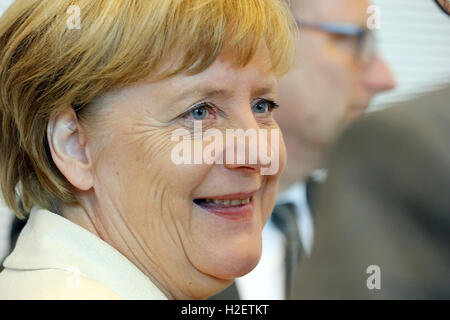 Berlino, Germania. Il 27 settembre, 2016. Il cancelliere tedesco Angela Merkel (CDU) parla di amici di partito all'inizio della fazione riunione della CDU/CSU al Bundestag tedesco a Berlino, Germania, 27 settembre 2016. Foto: WOLFGANG KUMM/dpa/Alamy Live News Foto Stock