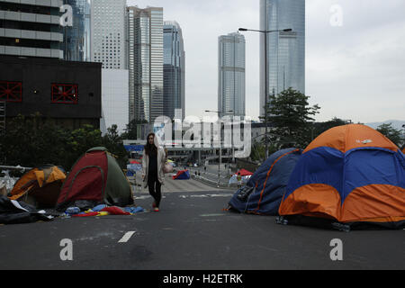 Un ufficio lady a piedi passano le tende nella Admiralty zona occupata nel fulcro finanziario nel Centro sulla strada per l'ufficio la mattina. 1 dicembre, 2014. Domani 28 settembre segna il secondo anniversario del [occupano rivoluzione Central-Umbrella]. Settembre 27, 2016. Hong Kong. ( File foto ) Liau Chung Ren/ZUMA © Liau Chung Ren/ZUMA filo/Alamy Live News Foto Stock