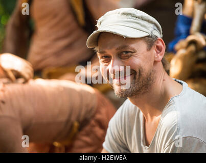 Direttore del gioco, Lorenz Christian Kohler, sorrisi durante una foto prova del gioco teatrale "Il Libro della Giungla' nella serra del giardino botanico di Berlino, Germania, 27 settembre 2016. Il gioco anteprime a Berlino il 1 ottobre 2016. Foto: GREGOR FISCHER/dpa Foto Stock