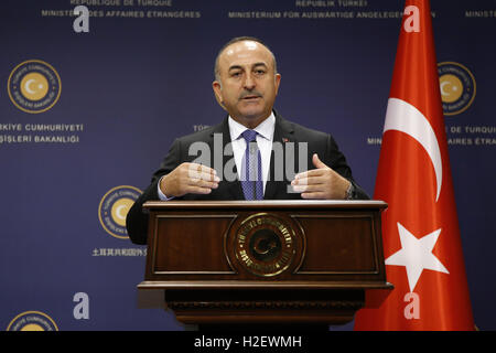 Ankara, Turchia. Il 27 settembre, 2016. Sep.27, 2016 - Il Ministro degli esteri turco Mevlut Cavusoglu parla alla conferenza stampa tenutasi ad Ankara. Credito: Tumay Berkin/ZUMA filo/Alamy Live News Foto Stock