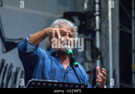 Beppe Grillo parla nel corso di una manifestazione pubblica per il M5S l Incontro nazionale su Settembre 24, 2016 a Palermo, Italia. Foto Stock