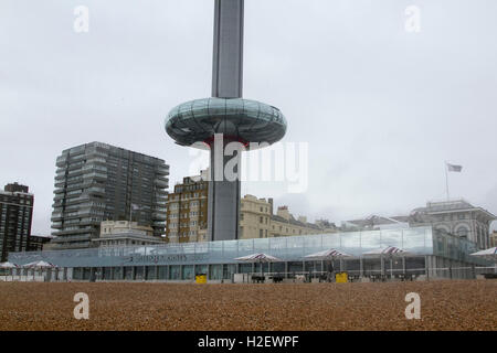 Brighton, Regno Unito. Il 27 settembre 2016. La British Airways i360 torre di osservazione su un giorno blustery in Brighton Credito: amer ghazzal/Alamy Live News Foto Stock