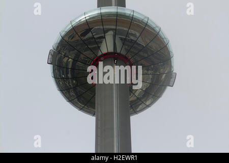 Brighton, Regno Unito. Il 27 settembre 2016. La British Airways i360 torre di osservazione su un giorno blustery in Brighton Credito: amer ghazzal/Alamy Live News Foto Stock