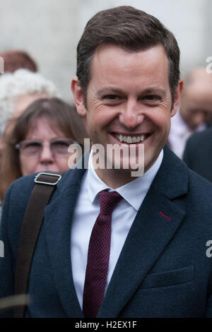 Londra, Regno Unito. 27 Settembre, 2016. Matt Baker lascia il memoriale celebrativo servizio per Sir Terry Wogan a Westminster Abbey. Il servizio ha avuto luogo in occasione del cinquantesimo anniversario del suo primo BBC Radio broadcast. Credito: Mark Kerrison/Alamy Live News Foto Stock