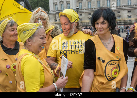 Londra, Regno Unito. Il 27 settembre 2016. Lancashire il famoso anti-fracking Nanas - il Nanas da Nanashire - linea a la loro protesta tea party di fronte a Buckingham Palace. Rothery Tina-Louise mantiene la relazione dettagliata da Anna Szolucha su "La dimensione umana del gas di scisto sviluppi sono venuti a presentare alla regina che si chiama come il più potente nonna nella terra per interrompere fracking per il bene delle generazioni future. Per Rothery giusto un uomo che indossa una maschera del suo viso e una t-shirt con il messaggio 'Io sono TIna Rothery'. Credito: Peter Marshall / Alamy Live News Foto Stock