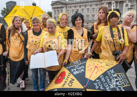 Londra, Regno Unito. Il 27 settembre 2016. Lancashire il famoso anti-fracking Nanas - il Nanas da Nanashire - linea a la loro protesta tea party di fronte a Buckingham Palace. Rothery Tina-Louise mantiene aperta la relazione dettagliata da Anna Szolucha su "La dimensione umana del gas di scisto sviluppi a loro un messaggio per la Regina che si chiama come il più potente nonna nella terra per interrompere fracking per il bene delle generazioni future. Per Rothery giusto un uomo che indossa una maschera del suo viso e una t-shirt con il messaggio 'Io sono TIna Rothery'. Credito: Peter Marshall / Alamy Live News Foto Stock