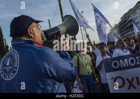 Atene, Grecia. Il 27 settembre, 2016. Gli unionisti dell'Atene l'approvvigionamento idrico e la rete fognaria Company, EYDAP, gridare slogan contro la privatizzazione dell'acqua. Gli Unionisti si sono riuniti di fronte al Parlamento per protestare contro il prerequisito dalla Grecia i creditori bill, votata all'interno del Parlamento, secondo cui molti enti pubblici tra cui la fornitura idrica sarà privatizzata. Credito: Nikolas Georgiou/ZUMA filo/Alamy Live News Foto Stock