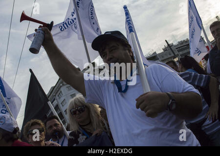 Atene, Grecia. Il 27 settembre, 2016. Gli unionisti dell'Atene l'approvvigionamento idrico e la rete fognaria Company, EYDAP, gridare slogan contro la privatizzazione dell'acqua. Gli Unionisti si sono riuniti di fronte al Parlamento per protestare contro il prerequisito dalla Grecia i creditori bill, votata all'interno del Parlamento, secondo cui molti enti pubblici tra cui la fornitura idrica sarà privatizzata. Credito: Nikolas Georgiou/ZUMA filo/Alamy Live News Foto Stock