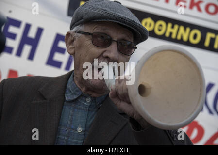 Atene, Grecia. Il 27 settembre, 2016. Gli unionisti dell'Atene l'approvvigionamento idrico e la rete fognaria Company, EYDAP, gridare slogan contro la privatizzazione dell'acqua. Gli Unionisti si sono riuniti di fronte al Parlamento per protestare contro il prerequisito dalla Grecia i creditori bill, votata all'interno del Parlamento, secondo cui molti enti pubblici tra cui la fornitura idrica sarà privatizzata. Credito: Nikolas Georgiou/ZUMA filo/Alamy Live News Foto Stock