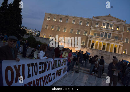 Atene, Grecia. Il 27 settembre, 2016. Gli unionisti dell'Atene l'approvvigionamento idrico e la rete fognaria Company, EYDAP, gridare slogan contro la privatizzazione dell'acqua. Gli Unionisti si sono riuniti di fronte al Parlamento per protestare contro il prerequisito dalla Grecia i creditori bill, votata all'interno del Parlamento, secondo cui molti enti pubblici tra cui la fornitura idrica sarà privatizzata. Credito: Nikolas Georgiou/ZUMA filo/Alamy Live News Foto Stock