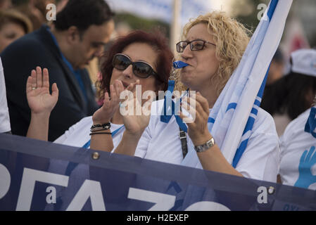 Atene, Grecia. Il 27 settembre, 2016. Gli unionisti dell'Atene l'approvvigionamento idrico e la rete fognaria Company, EYDAP, gridare slogan contro la privatizzazione dell'acqua. Gli Unionisti si sono riuniti di fronte al Parlamento per protestare contro il prerequisito dalla Grecia i creditori bill, votata all'interno del Parlamento, secondo cui molti enti pubblici tra cui la fornitura idrica sarà privatizzata. Credito: Nikolas Georgiou/ZUMA filo/Alamy Live News Foto Stock