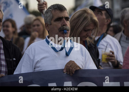 Atene, Grecia. Il 27 settembre, 2016. Gli unionisti dell'Atene l'approvvigionamento idrico e la rete fognaria Company, EYDAP, gridare slogan contro la privatizzazione dell'acqua. Gli Unionisti si sono riuniti di fronte al Parlamento per protestare contro il prerequisito dalla Grecia i creditori bill, votata all'interno del Parlamento, secondo cui molti enti pubblici tra cui la fornitura idrica sarà privatizzata. Credito: Nikolas Georgiou/ZUMA filo/Alamy Live News Foto Stock