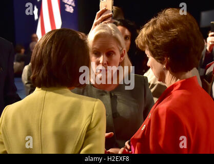 Hempstead, New York, Stati Uniti d'America. 26 Sep, 2016. Stati Uniti il senatore Kirsten Gillibrand (Democratico di New York) ha una conversazione con persone non identificate prima della discussione tra ex Segretario di Stato Usa Hillary Clinton, il Partito Democratico candidato alla presidenza degli Stati Uniti e imprenditore Trump, il Partito Repubblicano candidato alla carica di presidente della US, alla Hofstra University di Hempstead, New York lunedì, 26 settembre 2016.Credit: Ron Sachs/CNP. Credito: Ron Sachs/CNP/ZUMA filo/Alamy Live News Foto Stock