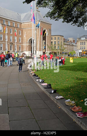 Bristol, Regno Unito. 27 Settembre, 2016. Scarpe vuote sono il fulcro di milioni mancanti al di fuori di dimostrazione City Hall, la sede del consiglio comunale di Bristol. Le scarpe rappresentano i milioni di persone in tutto il mondo che stanno perdendo la vita a causa di encefalomielite Myalgic e la dimostrazione è parte di una giornata mondiale di protesta a chiamare per le azioni da intraprendere per aiutare coloro che soffrono per me. Foto Stock