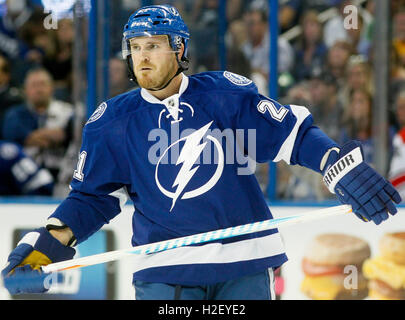 Tampa, Florida, Stati Uniti d'America. Il 27 settembre, 2016. DIRK SHADD | Orari.Tampa Bay Lightning James Wisniewski sul ghiaccio durante il primo periodo di preseason NHL azione al Amalie Arena a Tampa martedì sera (09/27/16) © Dirk Shadd/Tampa Bay volte/ZUMA filo/Alamy Live News Foto Stock