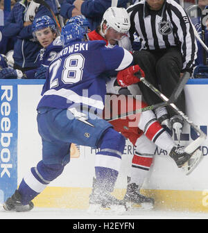 Tampa, Florida, Stati Uniti d'America. Il 27 settembre, 2016. DIRK SHADD | Orari.Tampa Bay Lightning Luca Witjowski controlla il suo Carolina Hurricanes avversario durante il secondo periodo di preseason NHL azione al Amalie Arena a Tampa martedì sera (09/27/16) © Dirk Shadd/Tampa Bay volte/ZUMA filo/Alamy Live News Foto Stock