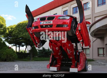 Ankara, Turchia. Il 27 settembre, 2016. Antimon è visto durante una presentazione multimediale di Ankara, Turchia, Sett. 27, 2016. Il rosso Antimon del veicolo ha un look BMW ma non in grado di prendere il passeggero. "In forma di auto, Antimon è mobile e sotto forma di robot è in grado di muovere la testa, il collo, il polso e dita. È possibile attivare e disattivare le sue luci tramite telecomando. L unicità è che si ha la possibilità di parlare in modo interattivo, dare risposta alle vostre domande,' detto Turgut Alpagot, co-fondatore e direttore marketing di Letvision, un bagno turco innovativa società di Ankara. © Zou Le/Xinhua/Alamy Live News Foto Stock