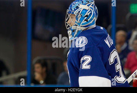 Tampa, Florida, Stati Uniti d'America. Il 27 settembre, 2016. DIRK SHADD | Orari.Tampa Bay Lightning goalie Adam Wilcox (32) in net durante il secondo periodo di preseason NHL azione al Amalie Arena a Tampa martedì sera (09/27/16) © Dirk Shadd/Tampa Bay volte/ZUMA filo/Alamy Live News Foto Stock