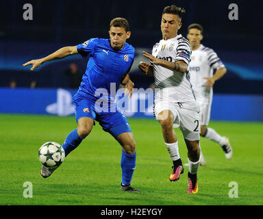 Zagabria, Croazia. Il 27 settembre, 2016. Paulo Dyabala della Juventus (R) anteriore con vies Jonas della Dinamo Zagreb durante la UEFA Champions League Group H match tra Dinamo Zagreb e la Juventus a Zagabria in Croazia, Sett. 27, 2016. La Juventus ha vinto 4-0. Credito: Miso Lisanin/Xinhua/Alamy Live News Foto Stock