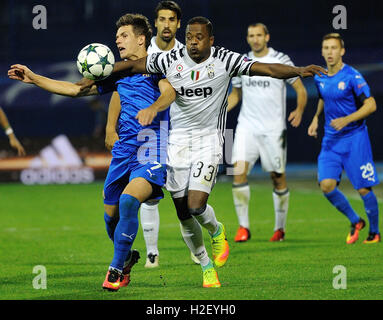 Zagabria, Croazia. Il 27 settembre, 2016. Patrice Evra della Juventus (R) anteriore vies con Mario Situm (L, anteriore) durante la UEFA Champions League Group H match tra Dinamo Zagreb e la Juventus a Zagabria in Croazia, Sett. 27, 2016. La Juventus ha vinto 4-0. Credito: Miso Lisanin/Xinhua/Alamy Live News Foto Stock