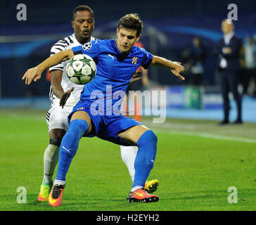 Zagabria, Croazia. Il 27 settembre, 2016. Patrice Evra della Juventus (retro) vies con Mario Situm della Dinamo Zagreb durante la UEFA Champions League Group H match tra Dinamo Zagreb e la Juventus a Zagabria in Croazia, Sett. 27, 2016. La Juventus ha vinto 4-0. Credito: Miso Lisanin/Xinhua/Alamy Live News Foto Stock