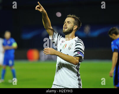 Zagabria, Croazia. Il 27 settembre, 2016. Miralem Pjanic della Juventus celebtrates dopo rigature nella UEFA Champions League Group H match tra Dinamo Zagreb e la Juventus a Zagabria in Croazia, Sett. 27, 2016. La Juventus ha vinto 4-0. Credito: Miso Lisanin/Xinhua/Alamy Live News Foto Stock