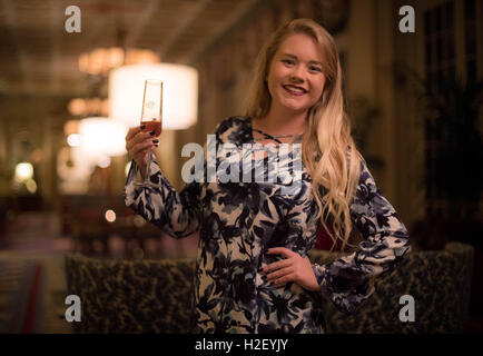 Palm Beach, Florida, Stati Uniti d'America. Il 27 settembre, 2016. Il Breeze Pollard celebra girando 21 con lo champagne a HMF in Palm Beach, Florida il 27 settembre 2016. © Allen Eyestone/Palm Beach post/ZUMA filo/Alamy Live News Foto Stock