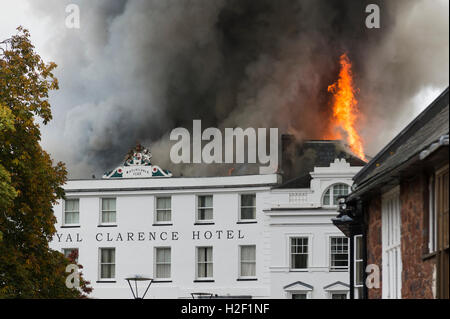 Il Royal Clarence Hotel prende fuoco a seguito di un precedente incendio nella adiacente galleria d'arte sulla cattedrale verde, Exeter, Regno Unito. Foto Stock