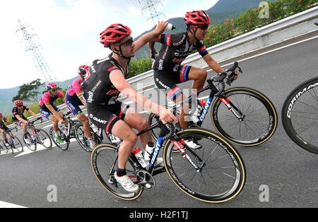 Sanya, cinese della provincia di Hainan. 28 ott 2016. I ciclisti competere durante la settima tappa del Tour 2016 di Hainan International Road cycling gara di Sanya, Cina del sud della provincia di Hainan, 28 ottobre 2016. Credito: Yang Guanyu/Xinhua/Alamy Live News Foto Stock