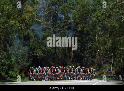 Sanya, cinese della provincia di Hainan. 28 ott 2016. I ciclisti competere durante la settima tappa del Tour 2016 di Hainan International Road cycling gara di Sanya, Cina del sud della provincia di Hainan, 28 ottobre 2016. Credito: Yang Guanyu/Xinhua/Alamy Live News Foto Stock