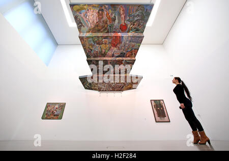 Leipzig, Germania. 28 ott 2016. Una donna guarda al modello in 1:6 scala del soffitto dipinto 'Gesang vom Leben" (Canzone della vita, 1980/81) dal pittore Sighard Gille nel Museum der Bildenden Kuenste a Leipzig, Germania, 28 ottobre 2016. Dal 29 ottobre 2016 al 22 gennaio 2017 il museo sarà presente la prima completa retrospettiva di Gille di lavoro, con circa 80 dipinti dalla fine degli anni sessanta la presente. Il punto focale è Gille di lavoro dopo la riunificazione nel 1990. Foto: JAN WOITAS/dpa/Alamy Live News Foto Stock