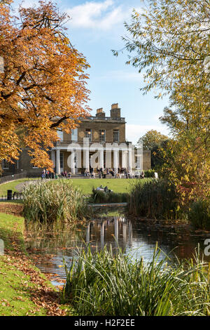 Londra, Regno Unito. 28 ott 2016. Clissold House, Clissold Park. Bel tempo in London, U credito: Foto Stock