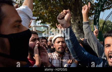 Srinagar, Jammu e Kashmir in India. 28 ottobre, 2016. Musulmani del Kashmir dimostranti anti gridare slogan indiano durante un anti Indian protesta dopo la preghiera del venerdì il 28 ottobre 2016 n Srinagar la capitale estiva di Indiano Kashmir amministrato. Migliaia di forze indiane sono state distribuite sulle strade in Srinagar a imporre il coprifuoco nella scia della grande moschea (Jamia Masjid) Marzo chiamata dato dalla pro Kashmir leader della resistenza. Credito: ZUMA Press, Inc./Alamy Live News Foto Stock