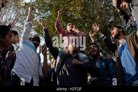 Srinagar, Jammu e Kashmir in India. 28 ottobre, 2016. Musulmani del Kashmir dimostranti anti gridare slogan indiano durante un anti Indian protesta dopo la preghiera del venerdì il 28 ottobre 2016 n Srinagar la capitale estiva di Indiano Kashmir amministrato. Migliaia di forze indiane sono state distribuite sulle strade in Srinagar a imporre il coprifuoco nella scia della grande moschea (Jamia Masjid) Marzo chiamata dato dalla pro Kashmir leader della resistenza. Credito: ZUMA Press, Inc./Alamy Live News Foto Stock