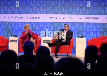 Varsavia, Polonia. 28 ottobre, 2016. L ex Presidente della Comissione Europea e attuale presidente non esecutivo a Goldman Sachs International, José Manuel Barroso parla durante una sessione plenaria all'Hilton Hotel & Conference Center, Varsavia, Polonia il 28 ottobre 2016. Credito: Omar Marques/Alamy Live News Foto Stock