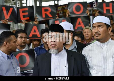 Kuala Lumpur, Malesia. 28 ott 2016. MOHD AZMI Abdul Hamid(centro) che presidente della ONG MAPIM unirsi alla protesta chiedendo di fermare la repressione Rohingya in Myanmar di fronte all'Ufficio delle Nazioni Unite il 28 ottobre 2016 a Kuala Lumpur, Malesia Credito: Chris Jung/ZUMA filo/Alamy Live News Foto Stock