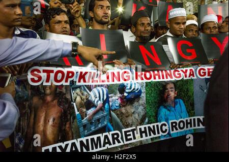 Kuala Lumpur, Malesia. 28 ott 2016. Musulmani Rohingyas i rifugiati e le ONG da MAPIM tenere un banner come essi protesta chiedendo di fermare la repressione Rohingya in Myanmar di fronte all'Ufficio delle Nazioni Unite il 28 ottobre 2016 a Kuala Lumpur, Malesia Credito: Chris Jung/ZUMA filo/Alamy Live News Foto Stock