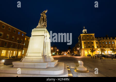 Poundbury, Dorset, Regno Unito. 28 ott 2016. Regno Unito Meteo. La statua della Regina Madre Regina madre piazza di Poundbury nel Dorset accesa su ancora una sera d'autunno. La statua è stata svelata dalla Regina Elisabetta II, giovedì 27 ottobre 2016. Credito Foto: Graham Hunt/Alamy Live News Foto Stock