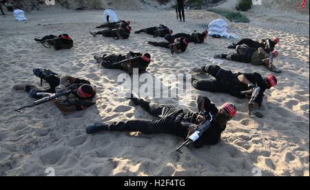 La striscia di Gaza e la striscia di Gaza città di Rafah. 28 ott 2016. Militanti palestinesi dalla resistenza nazionale brigate, il braccio armato del Fronte democratico per la liberazione della Palestina (DFLP), mostrano la loro abilità durante un militare di cerimonia di laurea nel sud della striscia di Gaza città di Rafah, su 28 Ottobre, 2016. © Khaled Omar/Xinhua/Alamy Live News Foto Stock