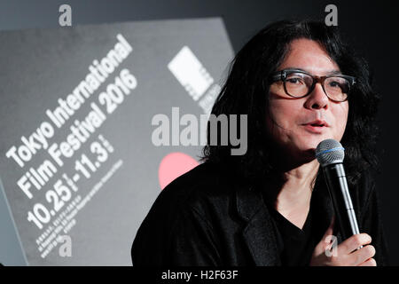 Direttore Shunji Iwai parla durante una fase il messaggio di saluto per il film Lettera d'amore al TOHO cinema di Roppongi Hills il 28 ottobre 2016, Tokyo, Giappone. Lo screening è parte della XXIX edizione del Tokyo International Film Festival che è uno dei più grandi festival di cinema in Asia dove gli appassionati possono ottenere vicino ad attori e registi durante la fase di saluti. Il formato TIFF è il solo festival giapponese accreditati dalla Federazione Internazionale delle Associazioni di Produttori Cinematografici (FIAPF) e corre dal 25 Ottobre fino al 3 novembre. © Rodrigo Reyes Marin/AFLO/Alamy Live News Foto Stock