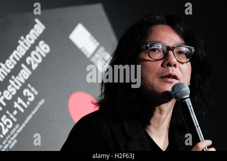 Direttore Shunji Iwai parla durante una fase il messaggio di saluto per il film Lettera d'amore al TOHO cinema di Roppongi Hills il 28 ottobre 2016, Tokyo, Giappone. Lo screening è parte della XXIX edizione del Tokyo International Film Festival che è uno dei più grandi festival di cinema in Asia dove gli appassionati possono ottenere vicino ad attori e registi durante la fase di saluti. Il formato TIFF è il solo festival giapponese accreditati dalla Federazione Internazionale delle Associazioni di Produttori Cinematografici (FIAPF) e corre dal 25 Ottobre fino al 3 novembre. © Rodrigo Reyes Marin/AFLO/Alamy Live News Foto Stock