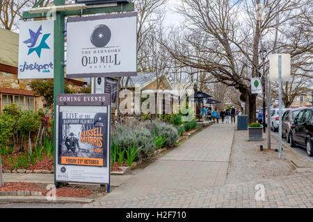 I turisti passeggiare lungo il marciapiede al di fuori del "Vecchio Mulino " hotel di Hahndorf, in Sud Australia le pittoresche colline di Adelaide. Foto Stock